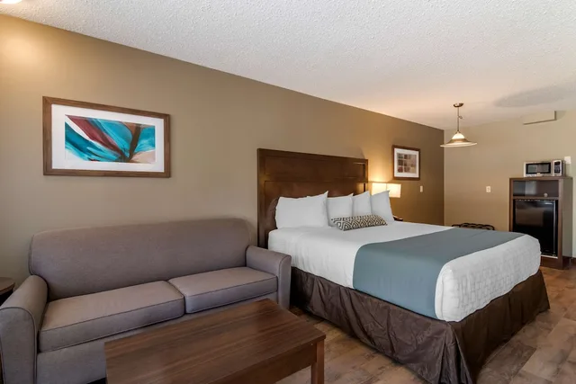 غرفة قياسية بسرير كينج، Surestay Plus Hotel By Best Western Salmon Arm 4/10