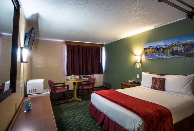 غرفة بسرير كوين، Red River Inn 2/10
