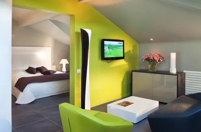 جناح، Hotel Du Golf 3/3