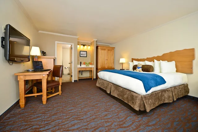 Room, King Bed, Stair Access Only, Jetted Tub, Courtyard Area، Lexington Hotel At Jackson Hole Hotel Suites 1/3
