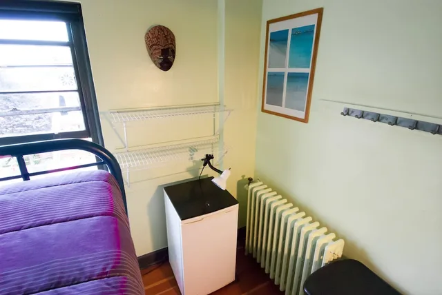 غرفة صغيرة بسريرين منفصلين وسرير بطابقين بحمام مشترك، Ocean Island Inn Backpackers Suites Hostel 7/9