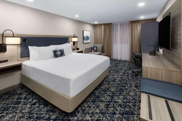 غرفة بسرير كينج لذوي الإعاقة، Wyndham DFW Airport 2/2