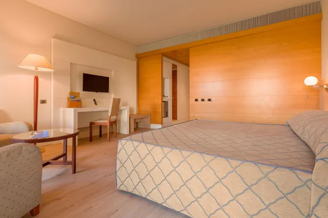غرفة بسرير مزدوج بإطلالة على الحديقة بشرفة، Smy Carlos V Wellness & Spa Alghero 3/6