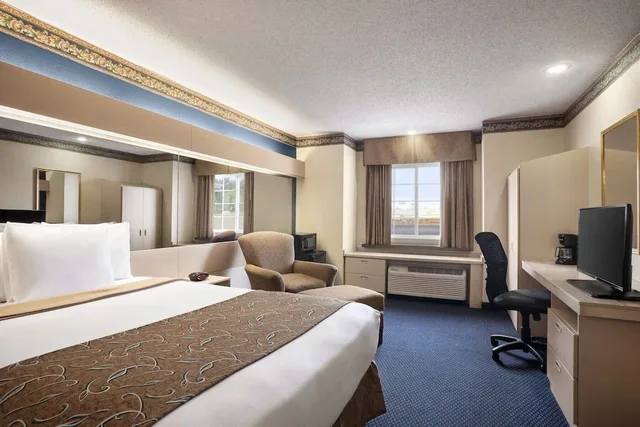 Room, Queen Bed, Travelodge By Wyndham Fort Scott 1/3