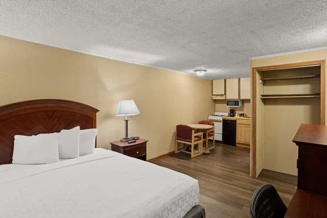 غرفة بسرير كوين بمطبخ صغير للمدخنين، Knights Inn Ashland 1/4
