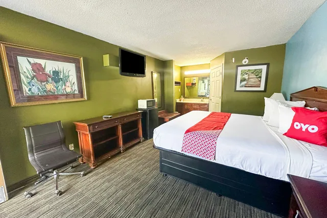 غرفة بسرير كينج للمدخنين، Bonita Lakes Inn by Capital O Meridian I20 3/10