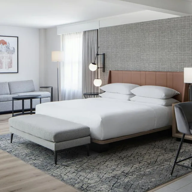 جناح جونيور بسرير كينج مع أريكة مع دخول صالة النادي، Sheraton Fort Worth Downtown Hotel 1/8