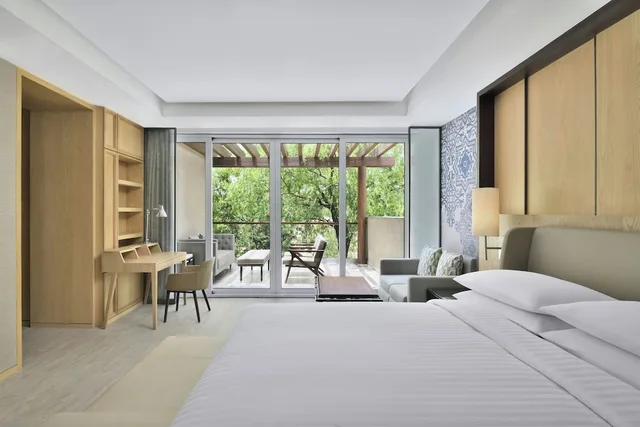 جناح جونيور بسرير كينج بشرفة، Courtyard by Marriott Aravali Resort 2/5