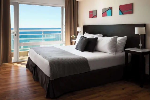 غرفة بسرير كوين بإطلالة على البحر بشرفة، Dazzler By Wyndham Puerto Madryn 3/8