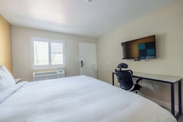 Walkin, King Bed، Quality Inn Victorville I-15 2/8