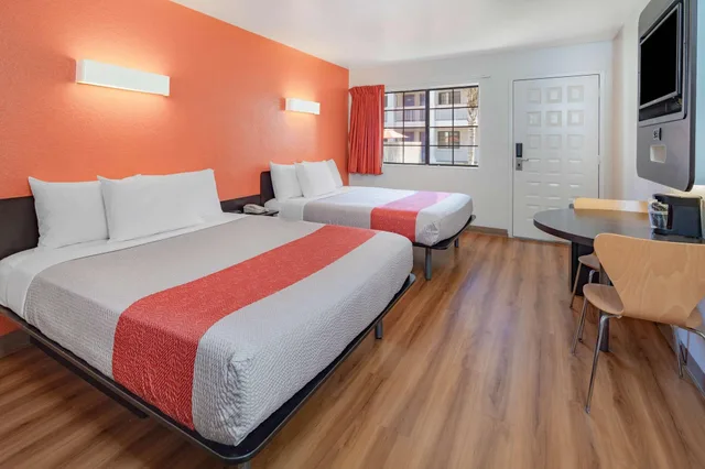 2 Queen Beds - Mini Fridge، Motel6 Thousand Oaks, CA 1/4