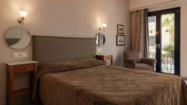 غرفة قياسية ثلاثية بثلاثة أسرّة، Nami Hotel & Suites 1/5