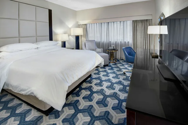 غرفة بسرير كينج، Sheraton Eatontown Hotel 1/6