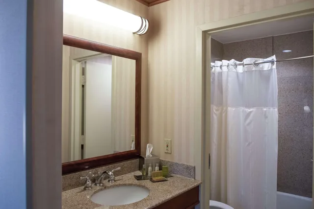 جناح بغرفتي نوم، Inn at the Colonnade Baltimore a DoubleTree by Hilton Hotel 2/2