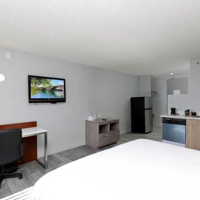 1 King Bed - Non-Smoking, Micfridge، Studio6 Suites Lake Havasu City AZ 2/9