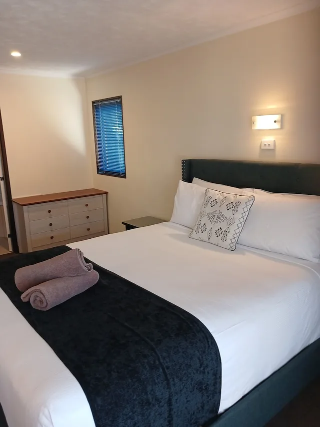 جناح استوديو ديلوكس بسرير كوين بحوض جاكوزي، Palm City Motor Inn 2/5