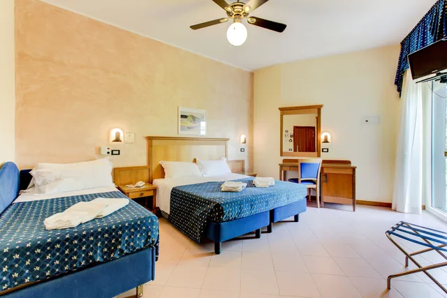 غرفة ثلاثية بسرير مزدوج وسرير فردي بشرفة، Hotel Verona 2/9