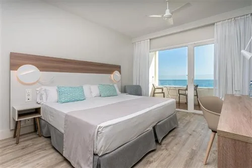 غرفة بريميوم ثلاثية بإطلالة على البحر، Benalma Hotel Costa del Sol 1/1