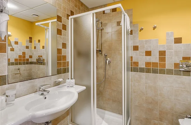 غرفة سوبيريور بسرير مزدوج وسرير فردي بإطلالة على الحديقة، Serenusa Resort 2/3