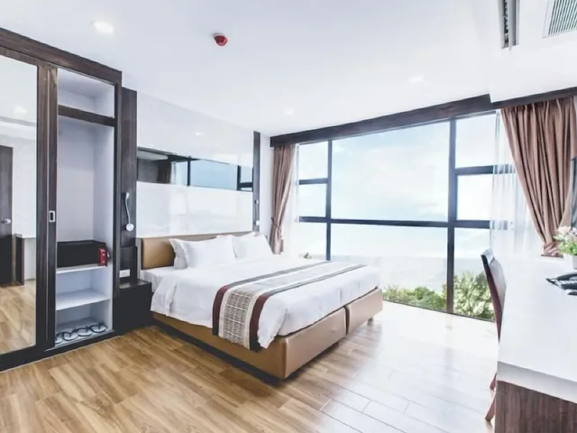 Suite, King Bed, Sofa, Golden Jomtien Beach Hotel 3/6