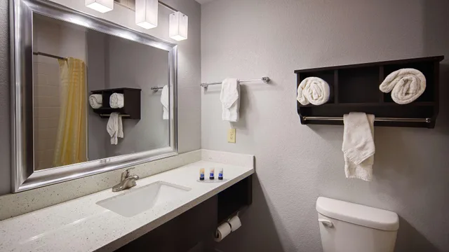 جناح بسريرين كوين، Best Western Plus Lonestar Inn and Suites 2/2