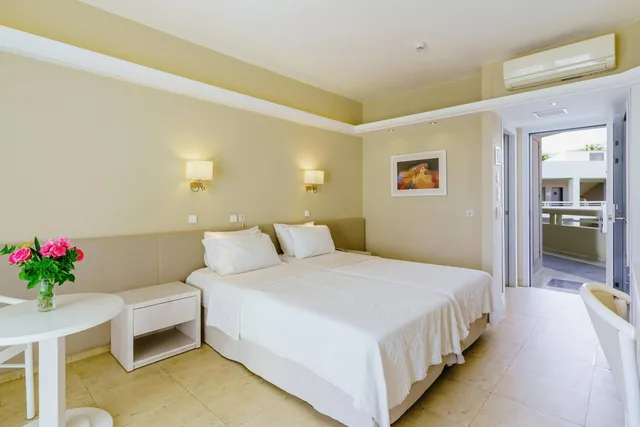 Room, Double or Twin Bed, Side Sea View، Pearl Beach 2/5