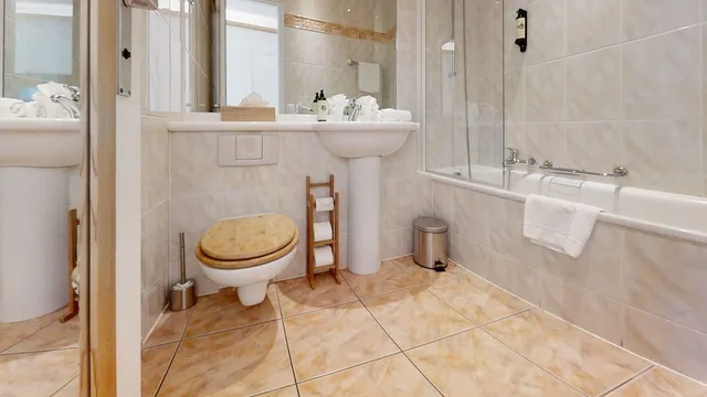 Economy, Double Bed, Partial Lake View، GOLF HOTEL RENE CAPT 4/4