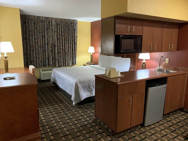 جناح بسرير كينج مع أريكة، Hometown Inn Suites 3/10