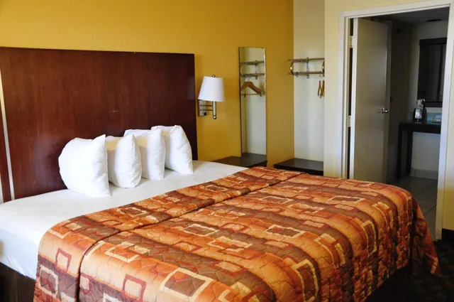 1 King Bed - Mobility Access RI Shwr Smk، Motel6 Little Rock, AR - Airport 2/8
