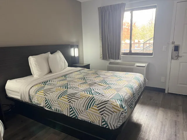 1 King Bed - Suite, Non-Smoking, Micfridge، Motel6 Enfield, CT - Hartford 3/6