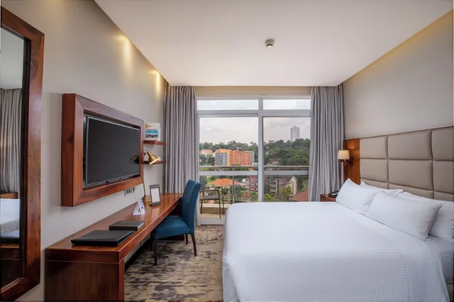 غرفة ديلوكس بسرير كوين بشرفة، Golden Tulip Canaan Kampala 1/10