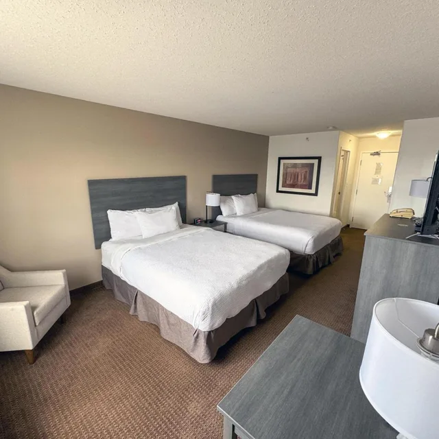 Room, King Bed, 2 Queen Beds, Ramada by Wyndham Sherwood Park 5/10
