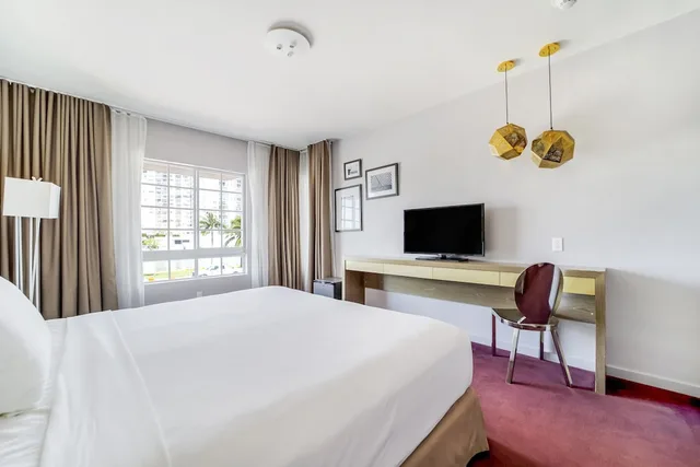 غرفة قياسية بسرير كينج بحمام خاص، The L Hotel 2/8