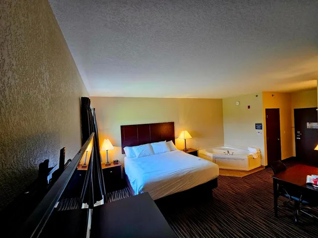 جناح مفردة بسرير كينج بجاكوزي، Cobblestone Inn and Suites Maryville 1/4