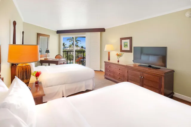 غرفة بسريرين مزدوجين بإطلالة على المسبح، OUTRIGGER Kauai Beach Resort & Spa 1/4