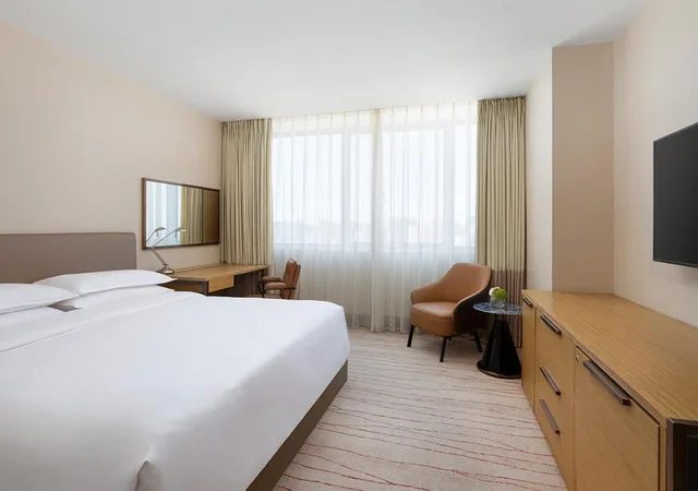 Comfortable Room King Bed, Four Points By Sheraton Shanghai Daning 4/8