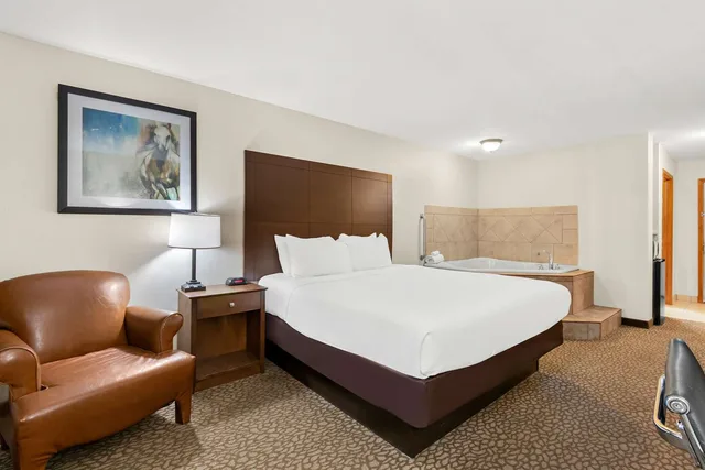 Downstairs, King Bed, Hot Tub، Best Western George West Executive Inn 1/4