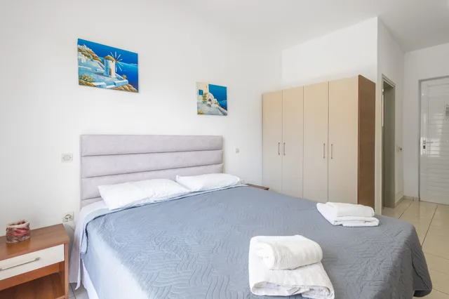 استوديو بسرير كينج بشرفة في الطابق الأرضي، Johnhara Studios And Apartments 4/7