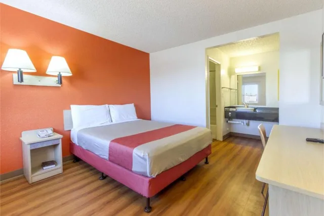 غرفة بسرير كوين، Motel6 Phoenix, AZ - Airport - 24th Street 2/2