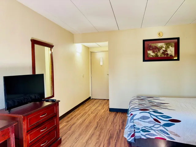 غرفة سوبيريور بسرير كينج للمدخنين، Red Roof Inn Hartford - Vernon 2/5