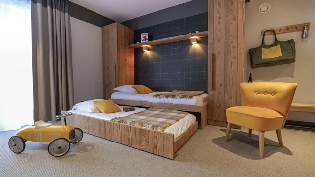 غرفة كومفورت رباعية بسرير كينج بإطلالة على الجبل بغرفة نوم واحدة مع أريكة، Plan B Hotel - Living Chamonix 2/9