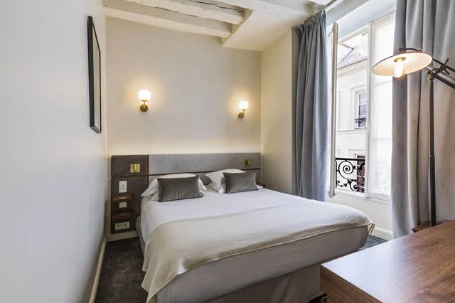 Petite, Double Bed، Hotel Verneuil 2/2