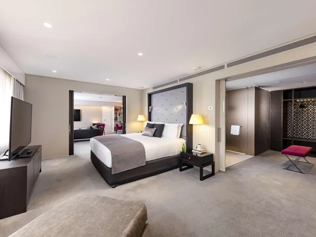 Opera, Suite, King Bed, City View, Living Area، SOFITEL BRISBANE CENTRAL 3/7