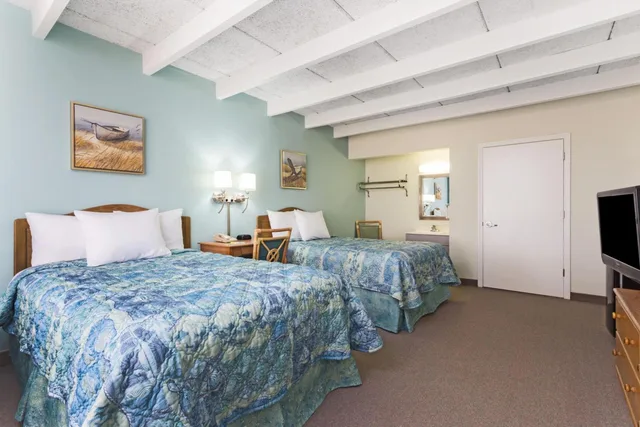 Room, 2 Double Beds, Partial Ocean View, Days Inn & Suites By Wyndham Jekyll Island 8/10