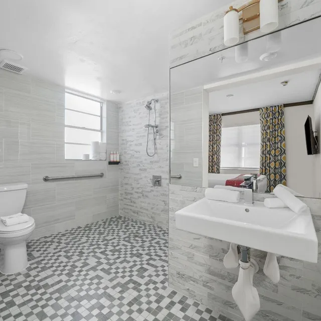 جناح ديلوكس بسرير كينج وسرير كوين بغرفة نوم واحدة لذوي الإعاقة، Metropole Suites South Beach 4/6