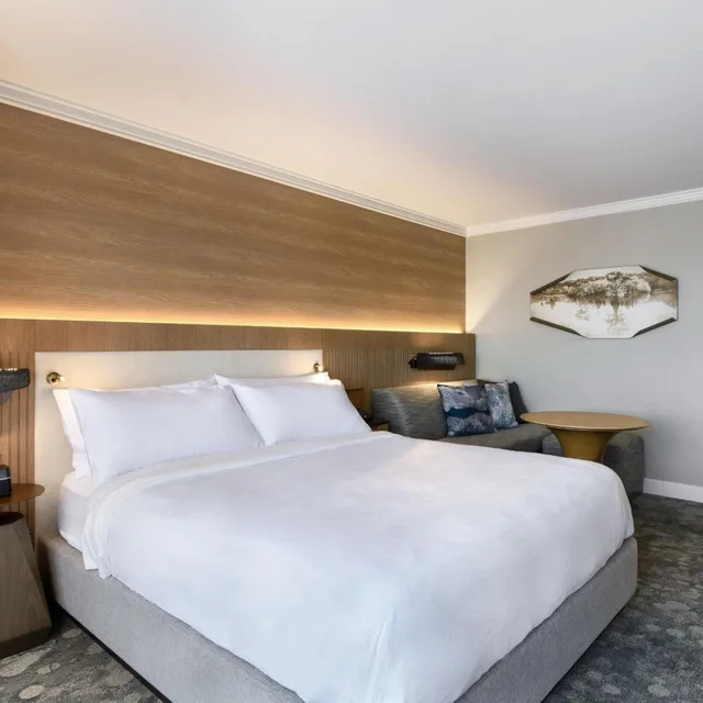 Guest Room, King Bed, Resort View, Sofa, High Floor, JW Marriott Orlando Grande Lakes 2/4