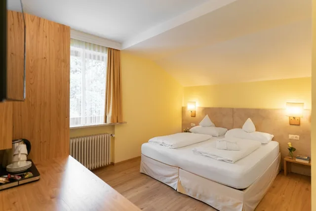 جناح ديلوكس بسريرين مزدوجين بشرفة، Hotel Pension Haus Arenberg 4/10