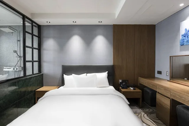 غرفة بريميير بسرير مزدوج بشرفة بجاكوزي، Western Grace Hotel 1/10