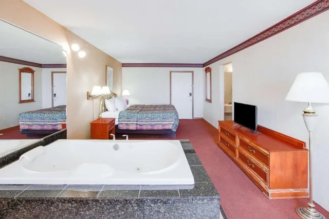 Superior, King Bed, Lake Front، Super 8 by Wyndham Mackinaw City/Beachfront Area 5/5