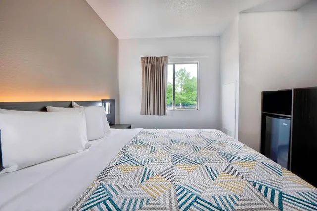غرفة بسرير كينج لذوي الإعاقة، Motel6 Benbrook, TX - Fort Worth 1/3